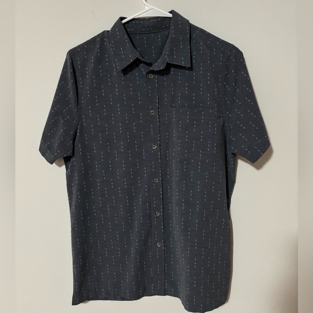 Vuori Bridge Button Down, Men’s Small Short sleeve Blue Arrows pattern